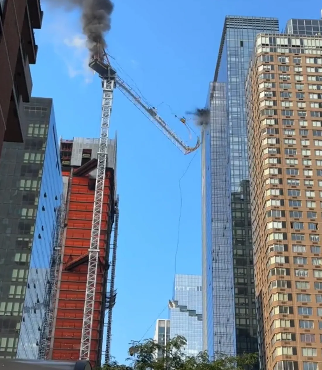 New York : l'impressionnante chute d'une grue en flammes en pleine rue à Manhattan (vidéo)