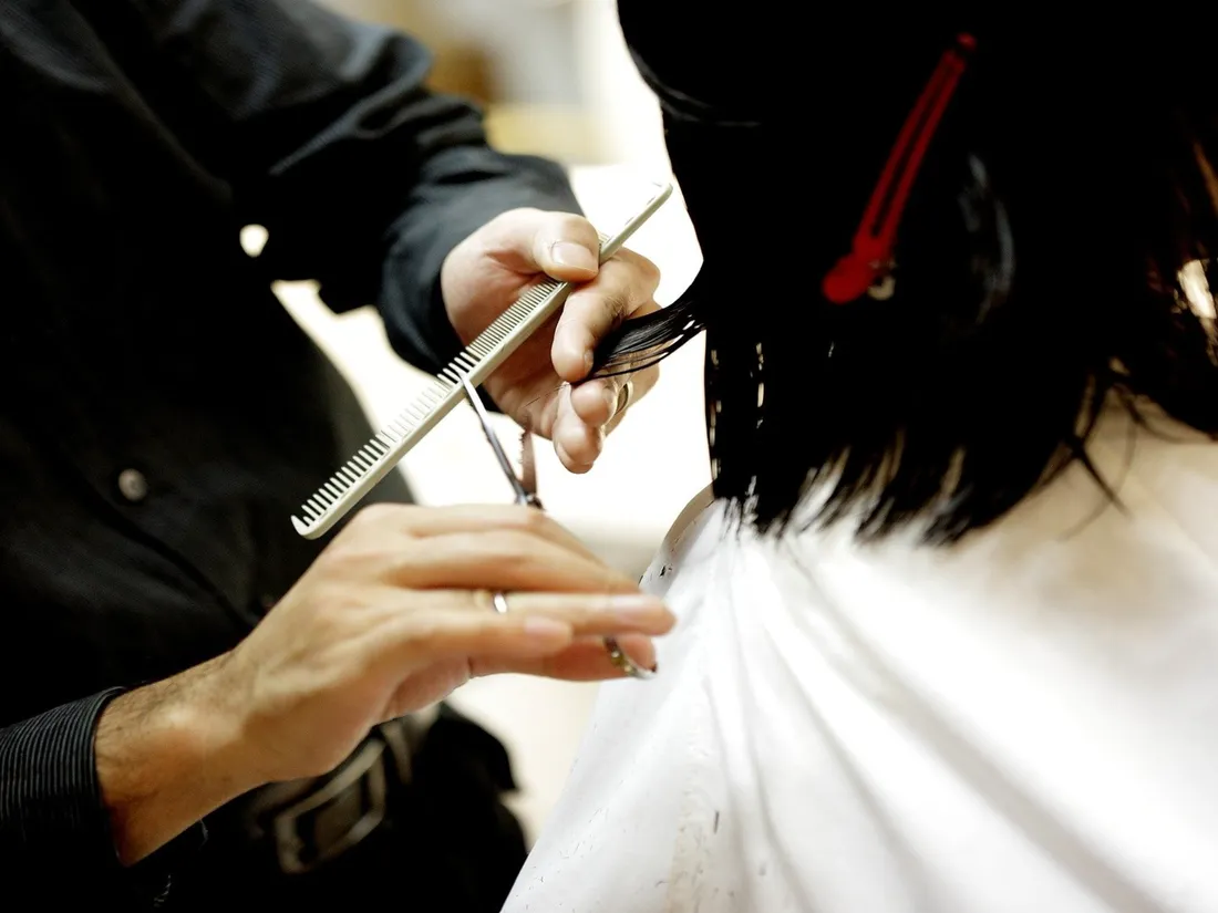 Un coiffeur condamné à verser 230 000 euros après une coupe ratée