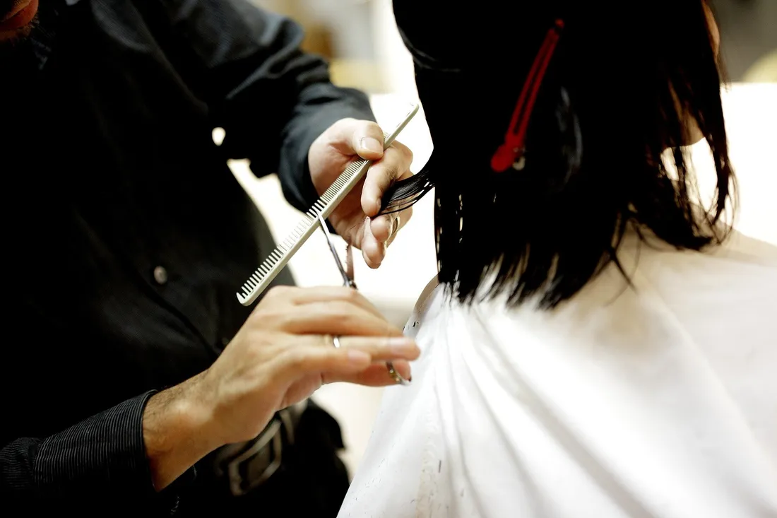 Un coiffeur condamné à verser 230 000 euros après une coupe ratée
