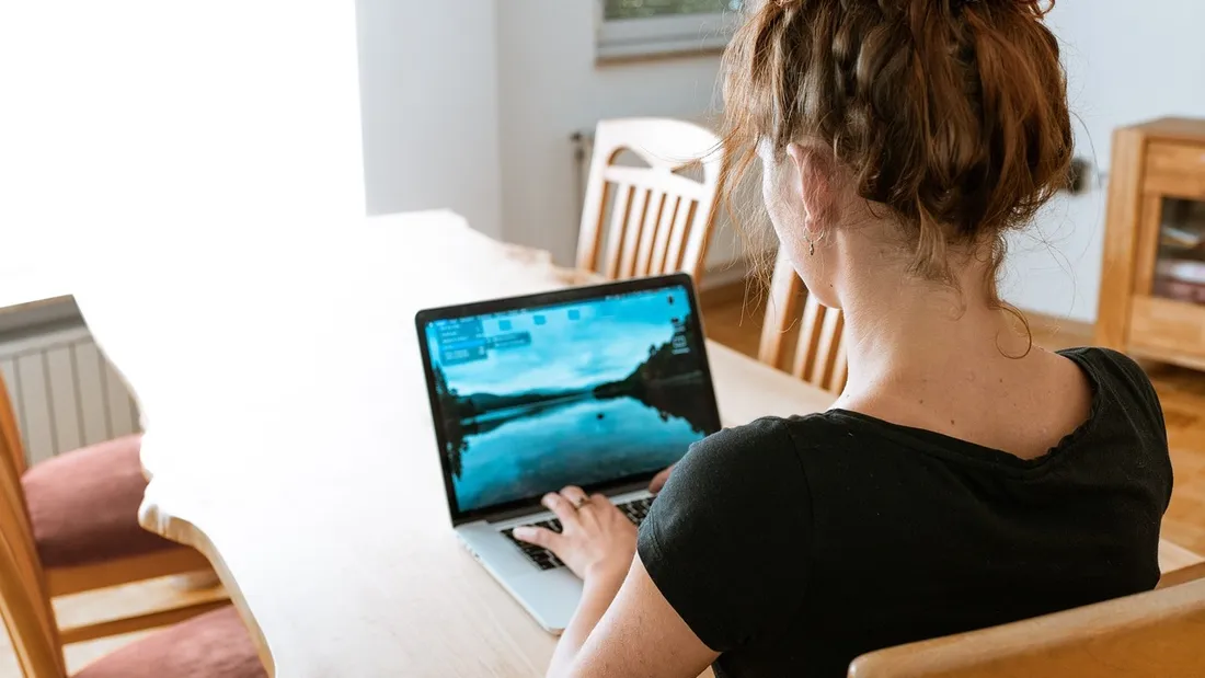Une femme devant son ordinateur - Photo d'illustration