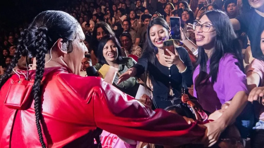 Le YouTubeur péruvien iOA a rendu hommage à Rosalía devant 3 000 spectateurs...