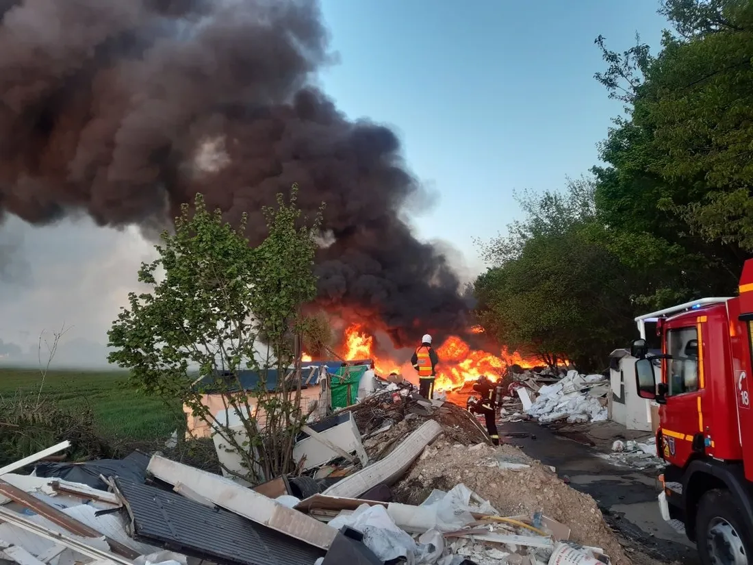 Fontenay-en-Parisis : un incendie perturbe la circulation sur la N104 intérieur