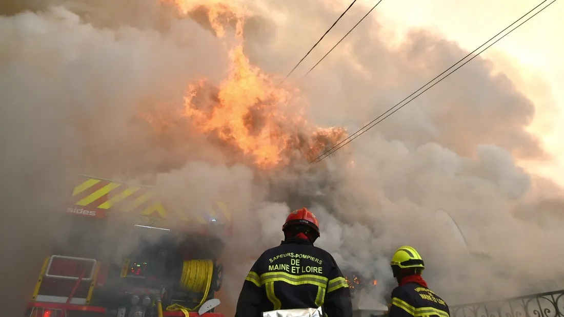 Les pompiers du Maine-et-Loire luttent contre les flammes.