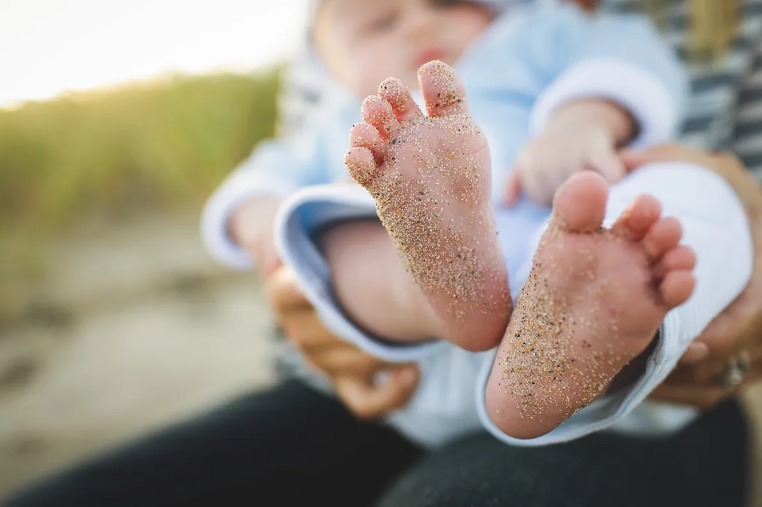 Un bébé dans les bras de sa mère.