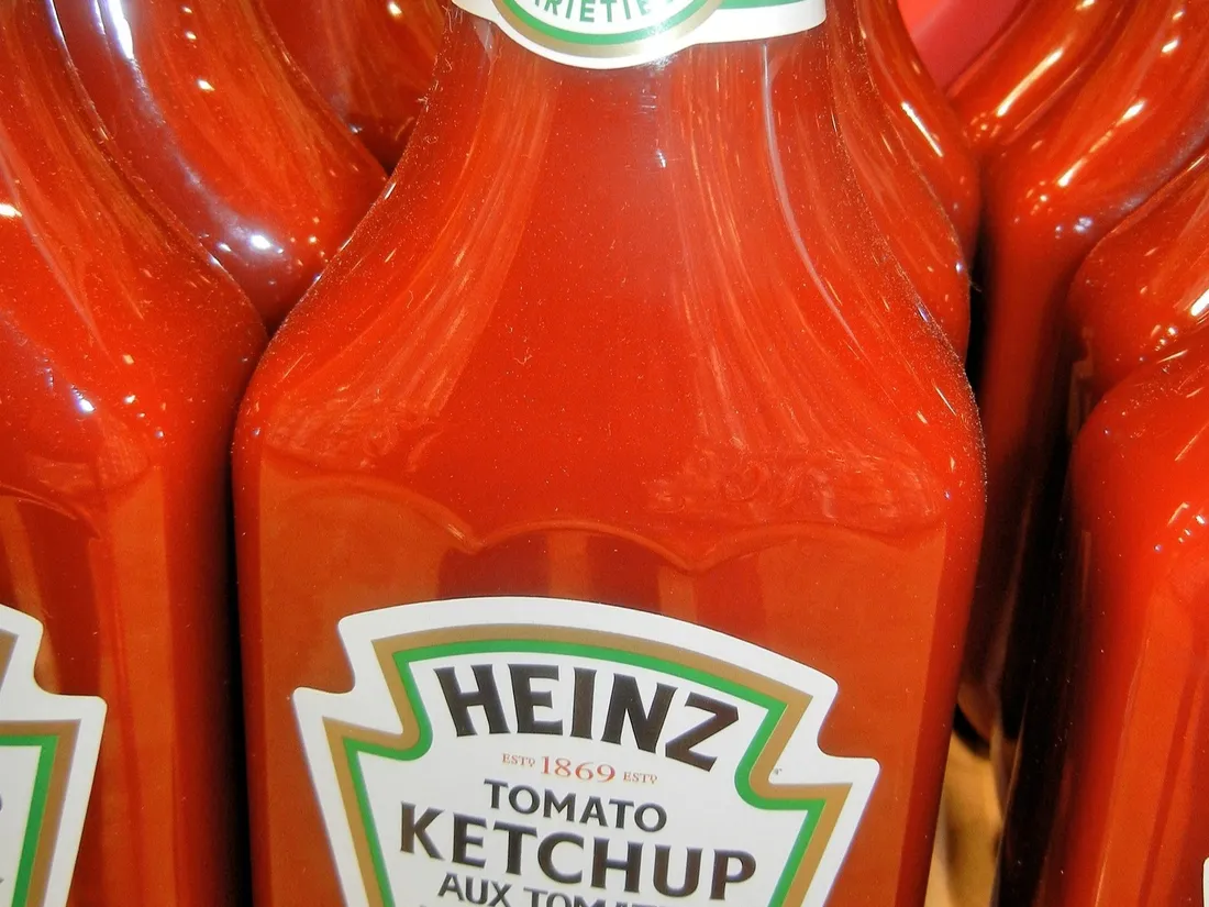 Un naufragé survit 24 jours en mer grâce à une bouteille de ketchup, Heinz lui fait un énorme cadeau