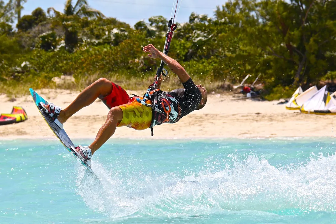 Un kitesurfeur en pleine action.