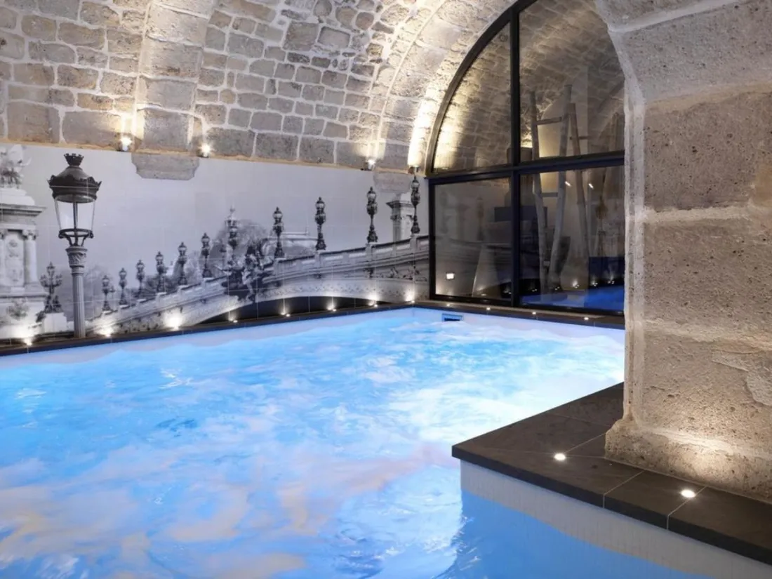 La piscine de l'hôtel La Lanterne à Paris.