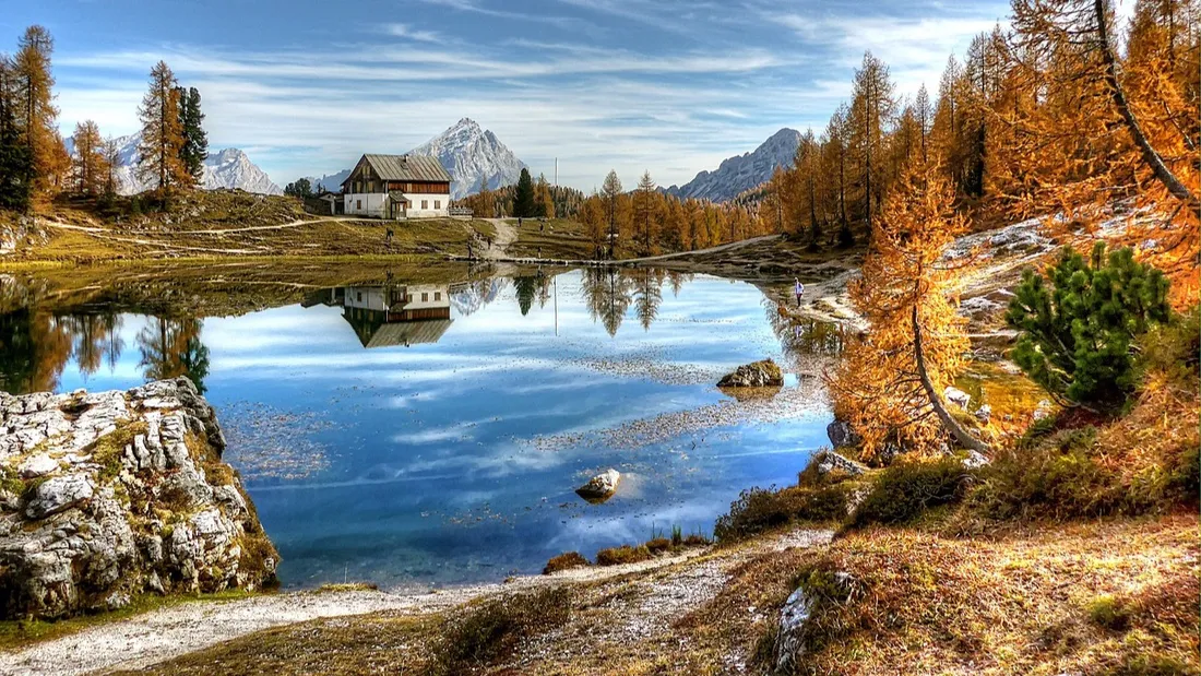 Un lac des Dolomites en Italie.