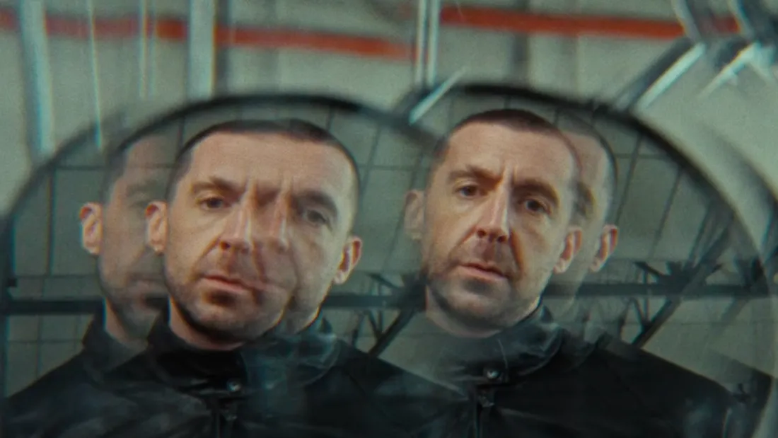 Miles Kane dévoile le clip de "Love is Cruel", premier single extrait de "Sunlight In The Shadows".