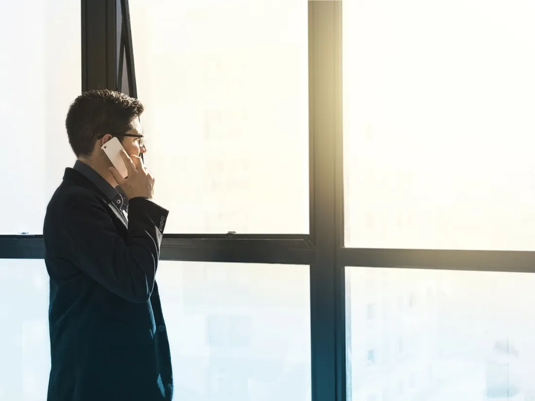 Un homme au téléphone - Photo d'illustration
