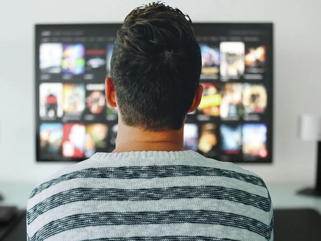 Un homme regardant la télévision