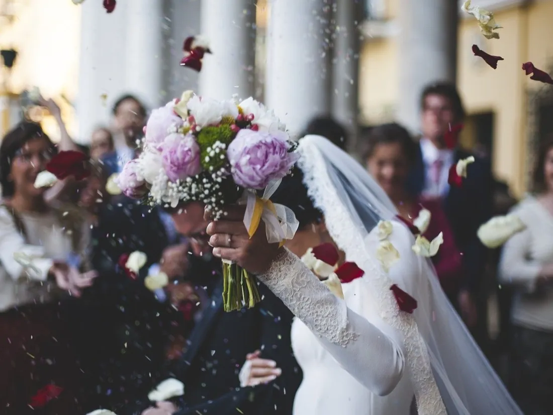 Ils se rendent à un mariage avec leurs enfants turbulents, les mariés les virent