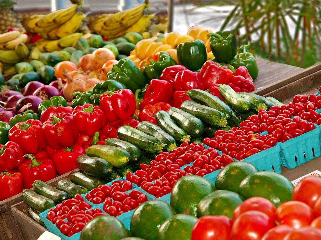 Une étal de fruits et légumes au marché.