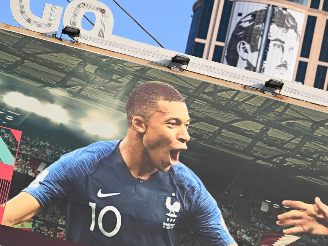 Une image de Kylian Mbappé dans les rues de Doha, au Qatar.