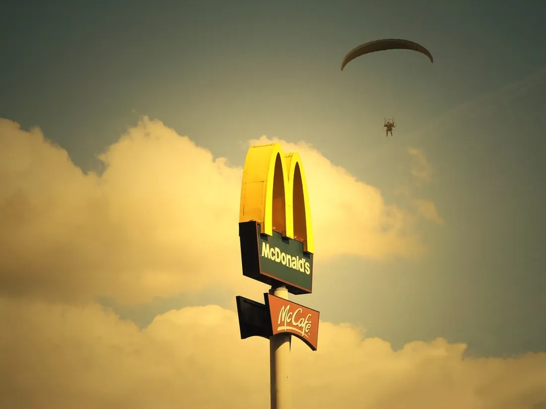 200 nuggets et une glace au bacon : l'intelligence artificielle sème la zizanie chez McDonald's 