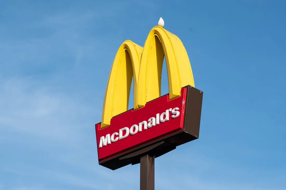 215 euros pour 100 cheeseburgers et 100 nuggets : McDonald's se lance dans les repas de mariage