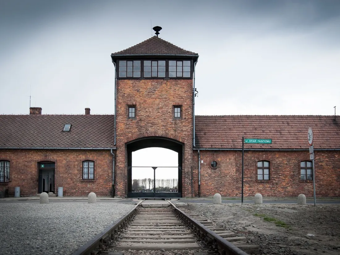 Le mémorial d’Auschwitz rappelle à l’ordre ses visiteurs qui prennent des poses inappropriées