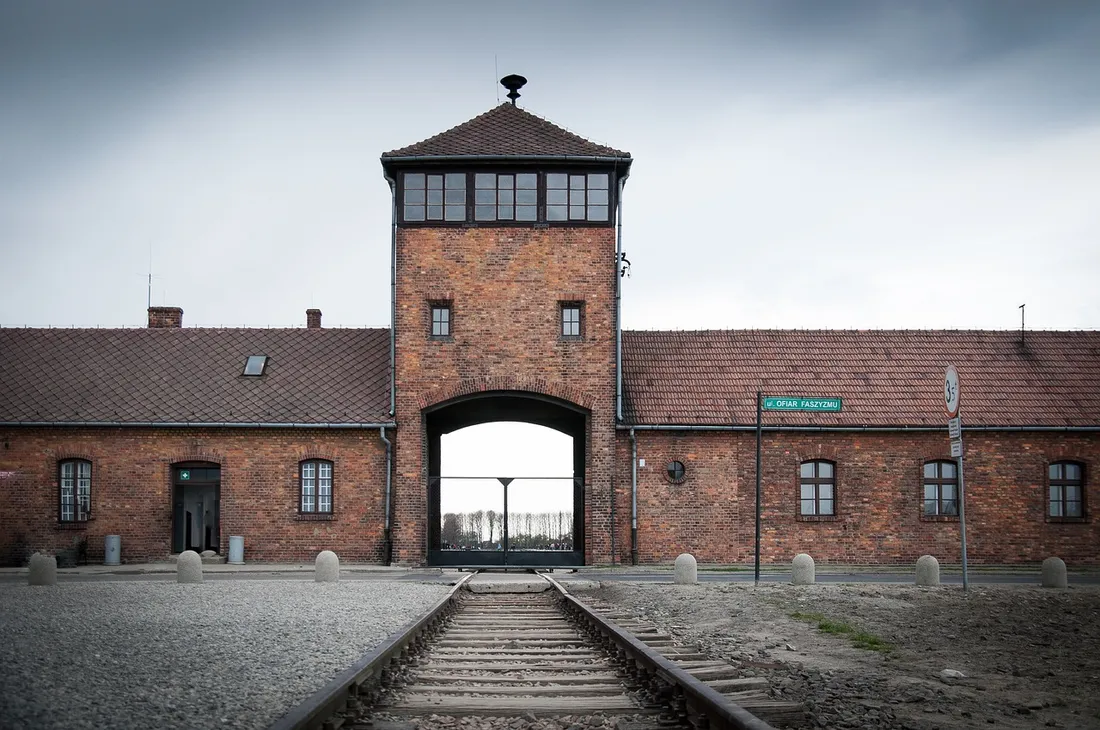 Le mémorial d’Auschwitz rappelle à l’ordre ses visiteurs qui prennent des poses inappropriées