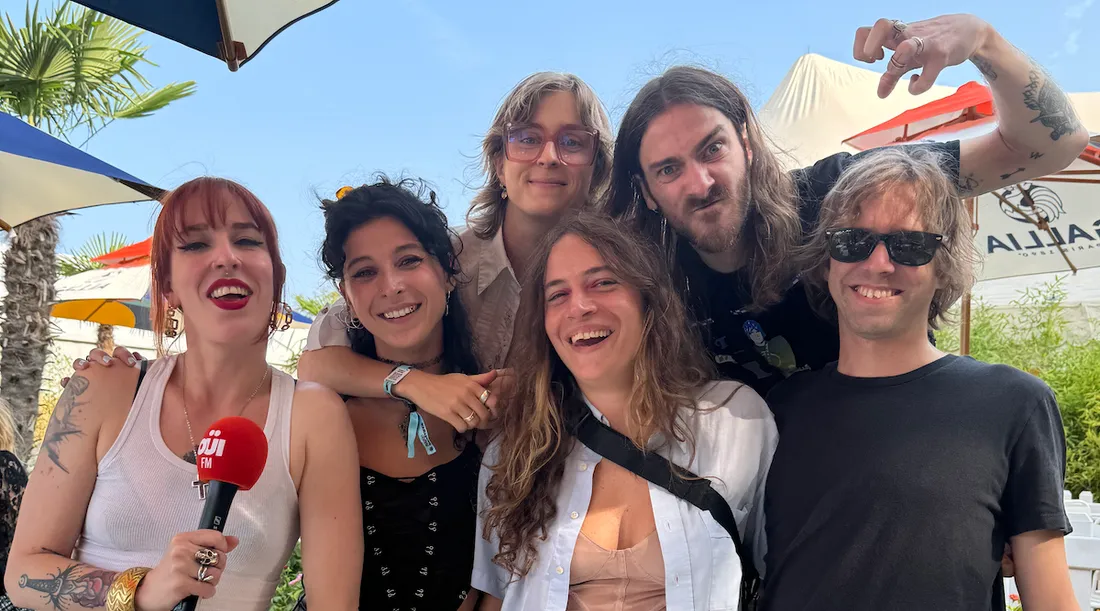 Ménades au micro d'Aurélie lors de Rock en Seine 2024.