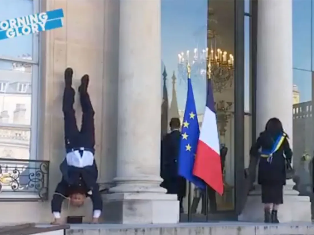 Un militaire fait le poirier sur les marches de l'Elysée