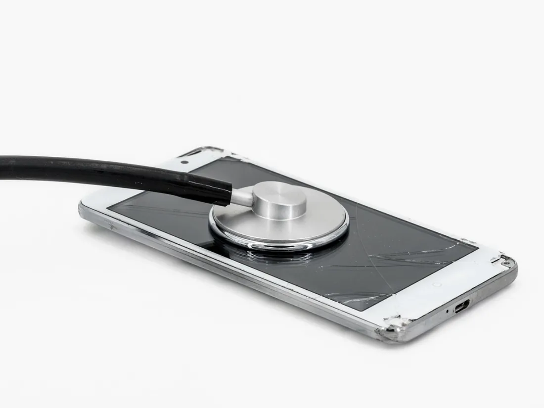 Un smartphone cassé - Photo d'illustration