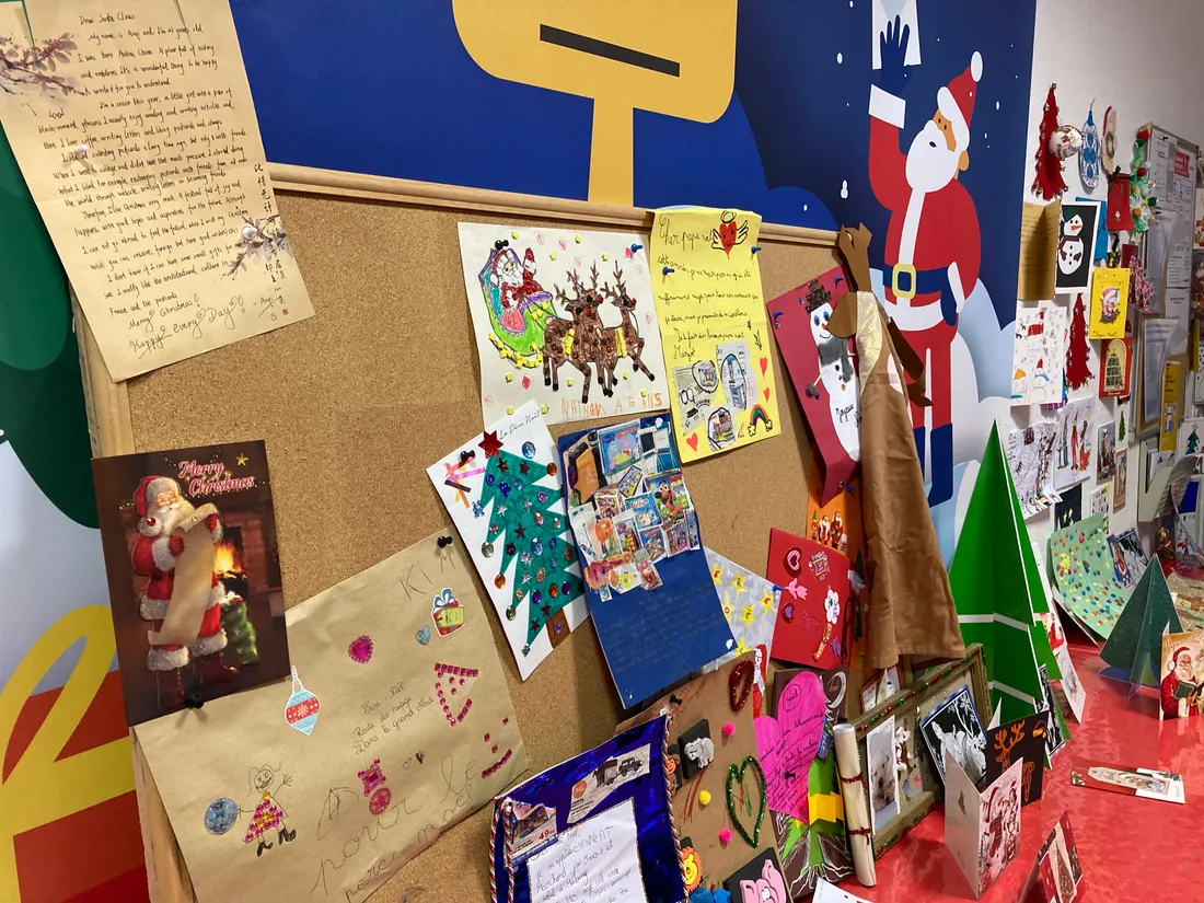 Les plus belles lettres et enveloppes sont exposées dans les locaux du secrétariat du Père Noel