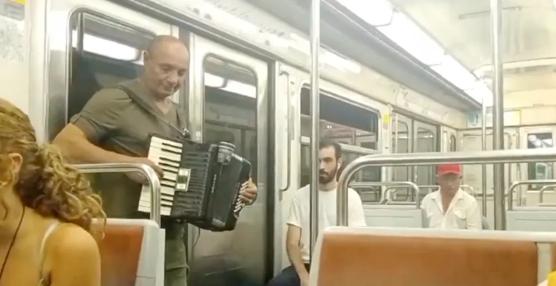 La prestation de cet accordéoniste jouant un boléro panaméen a touché un journaliste mexicain. 