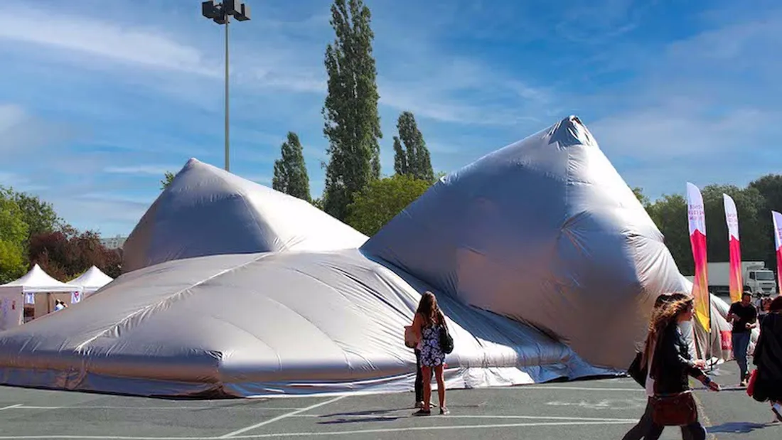 Une poitrine gonflable à Cholet pour Octobre rose