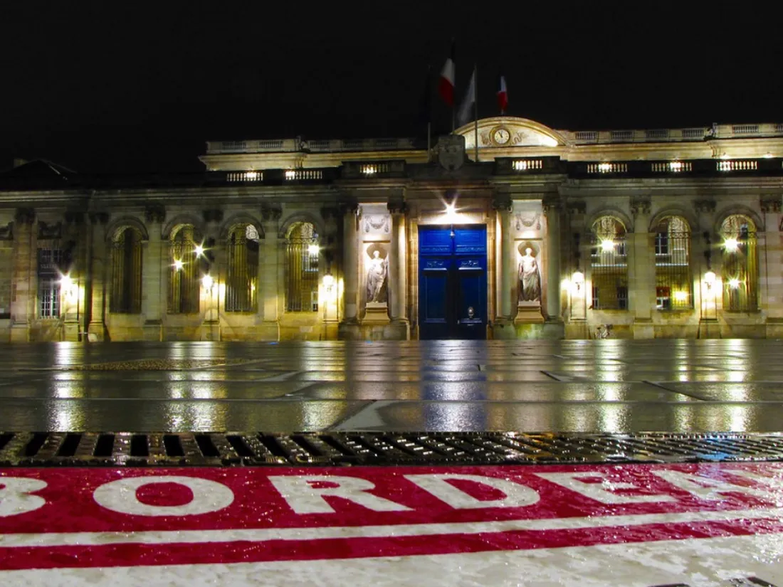 La porte du Palais Rohan avait subi de gros dégâts suite à un incendie en marge des manifestations