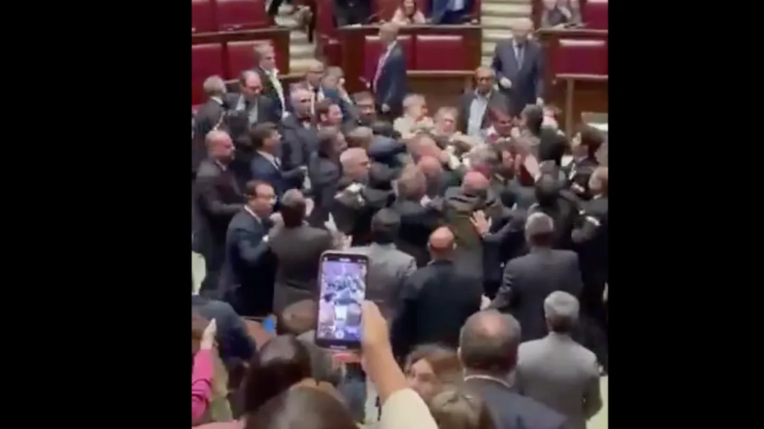 Le député Angelo Bonelli a posté les images de la rixe...