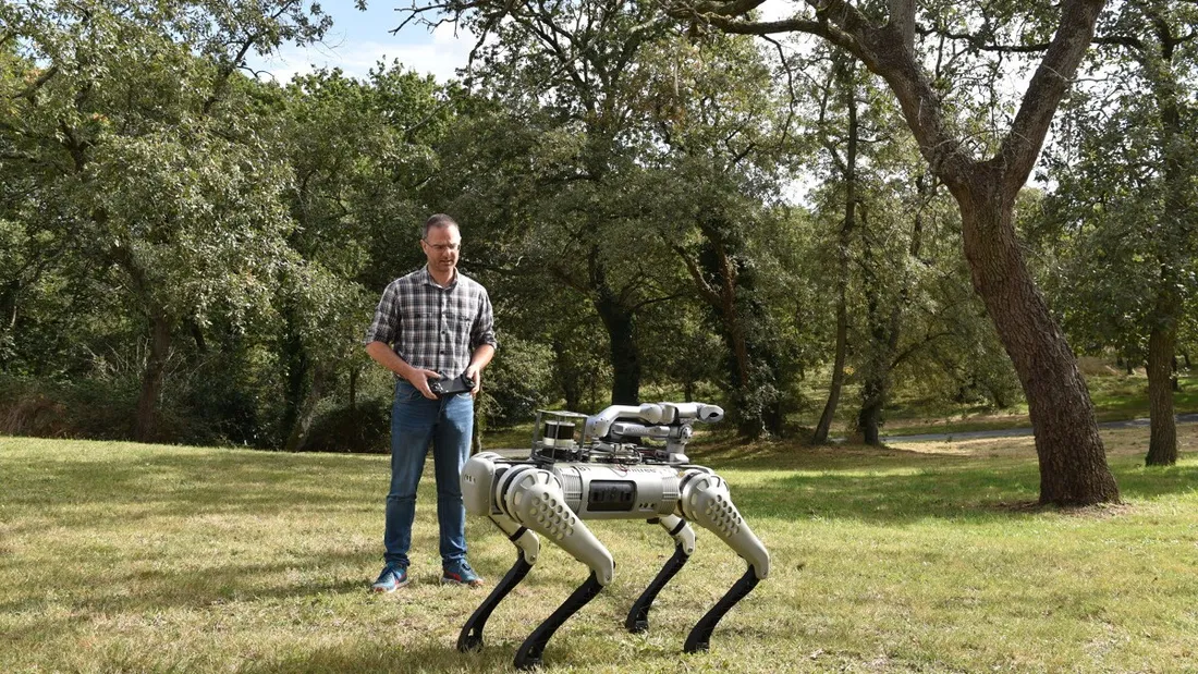 Le robot chien piloté par Franck Mercier
