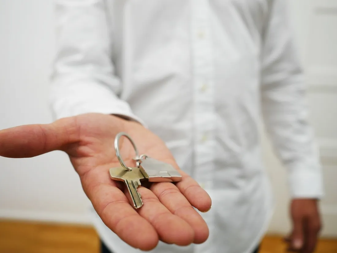 Son patron exauce son rêve le plus fou en lui offrant une maison