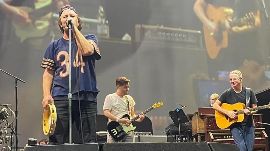 Pearl Jam et un fan, Carlos Zamorano, en concert à Barcelone.