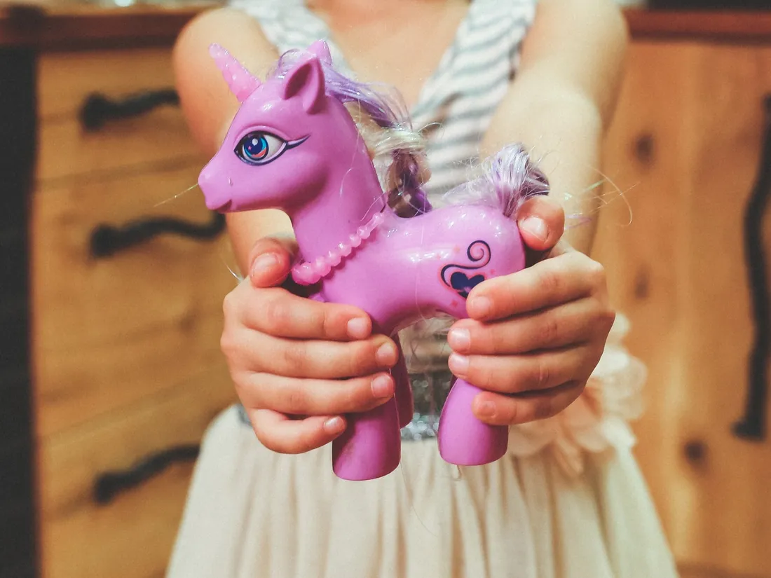 Cette petite fille reçoit officiellement le droit d'élever une licorne 