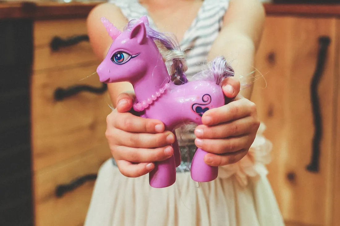 Cette petite fille reçoit officiellement le droit d'élever une licorne 