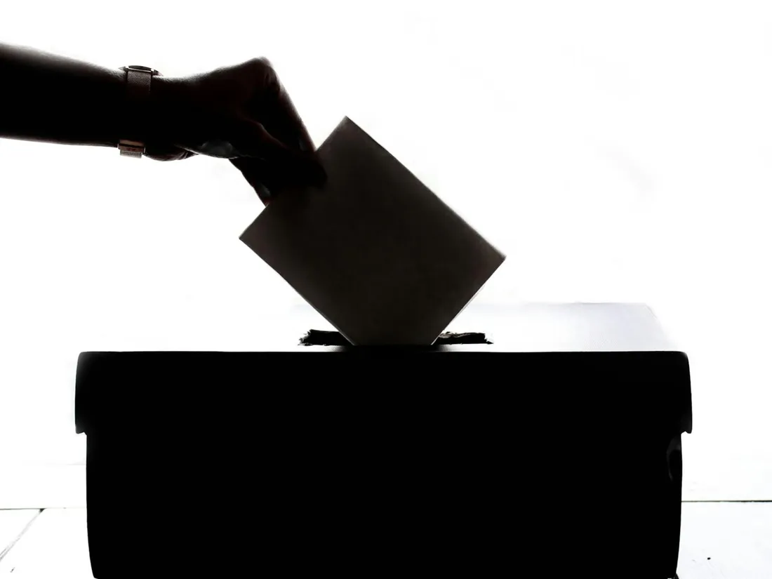 Il change son nom en « Qui que ce soit d’autre » pour une alternative à la présidentielle américaine