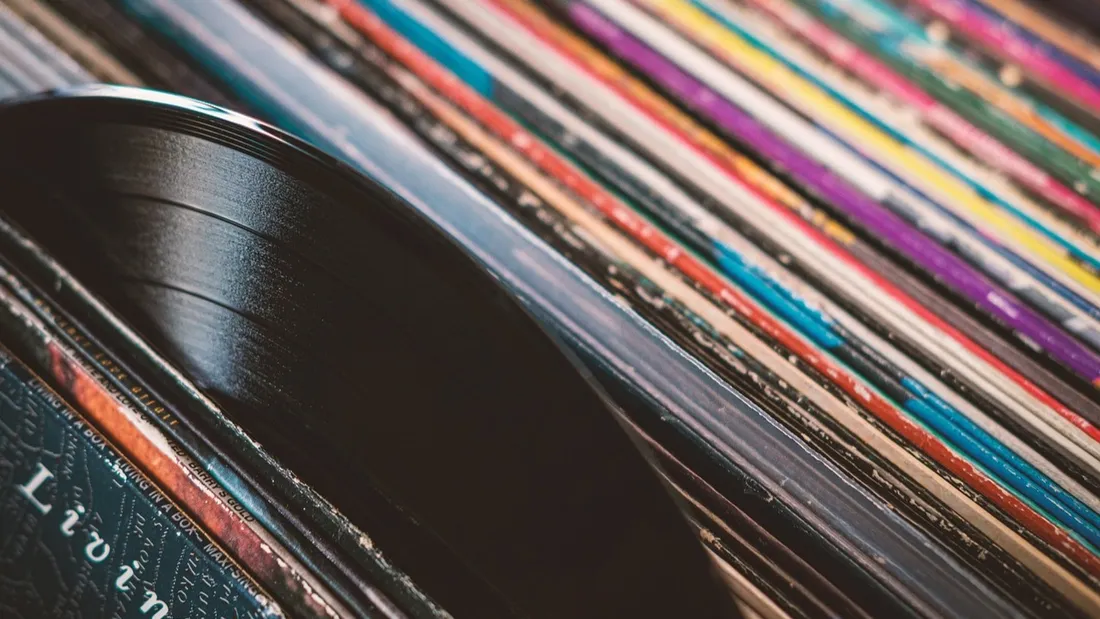 Un bac de disques vinyles