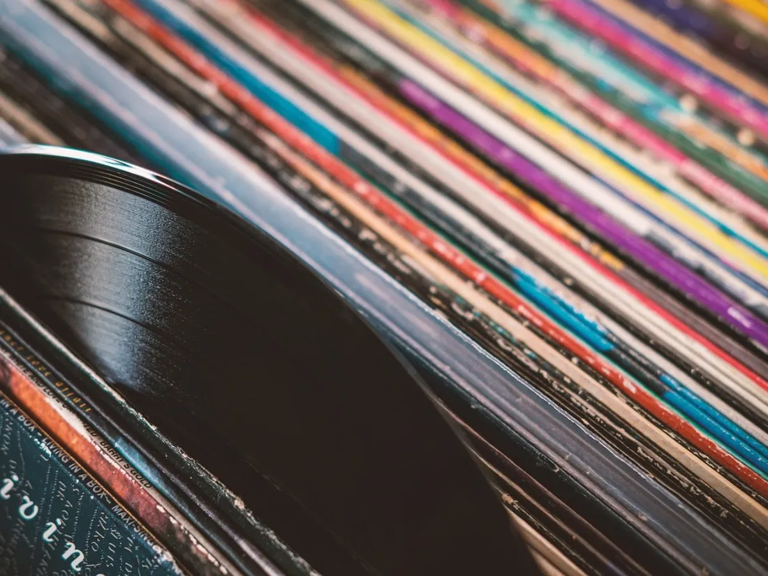 Un bac de disques vinyles