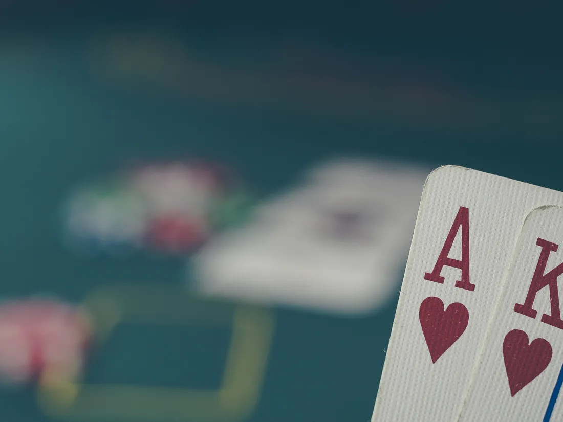 Un main au poker - image d'illustration