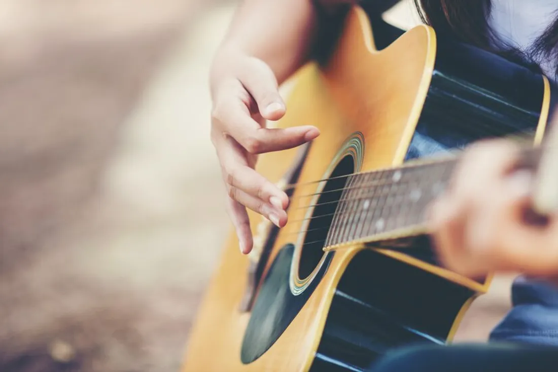 Les meilleures méthodes pour apprendre à jouer de la guitare - OUI FM