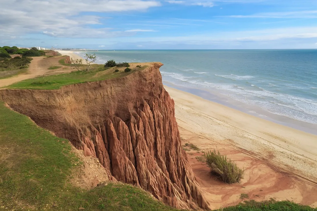 La plage de Falesia, dans le sud du Portugal.