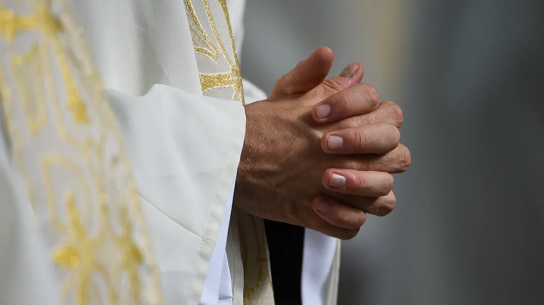 Un prêtre deux-sévrien est soupçonné d'agressions sexuelles.