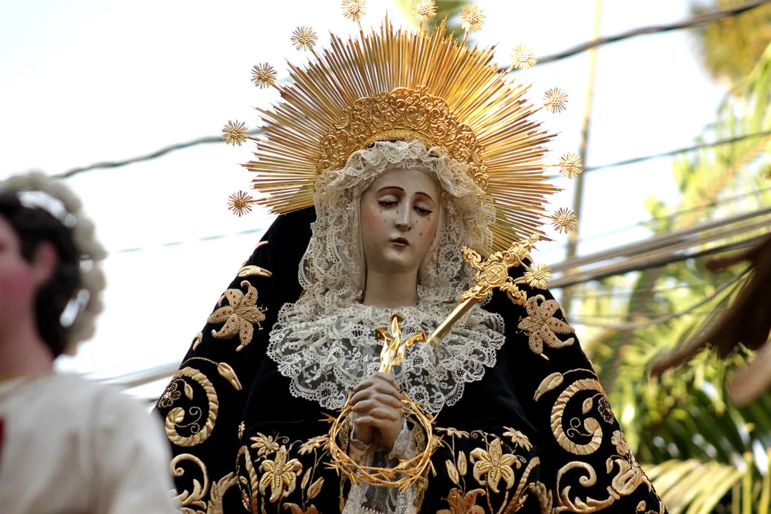 Une vierge portée en procession.