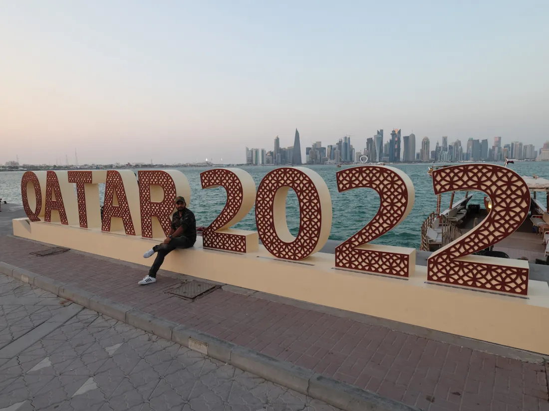 Que vise le Qatar en organisant la Coupe du monde de football ?
