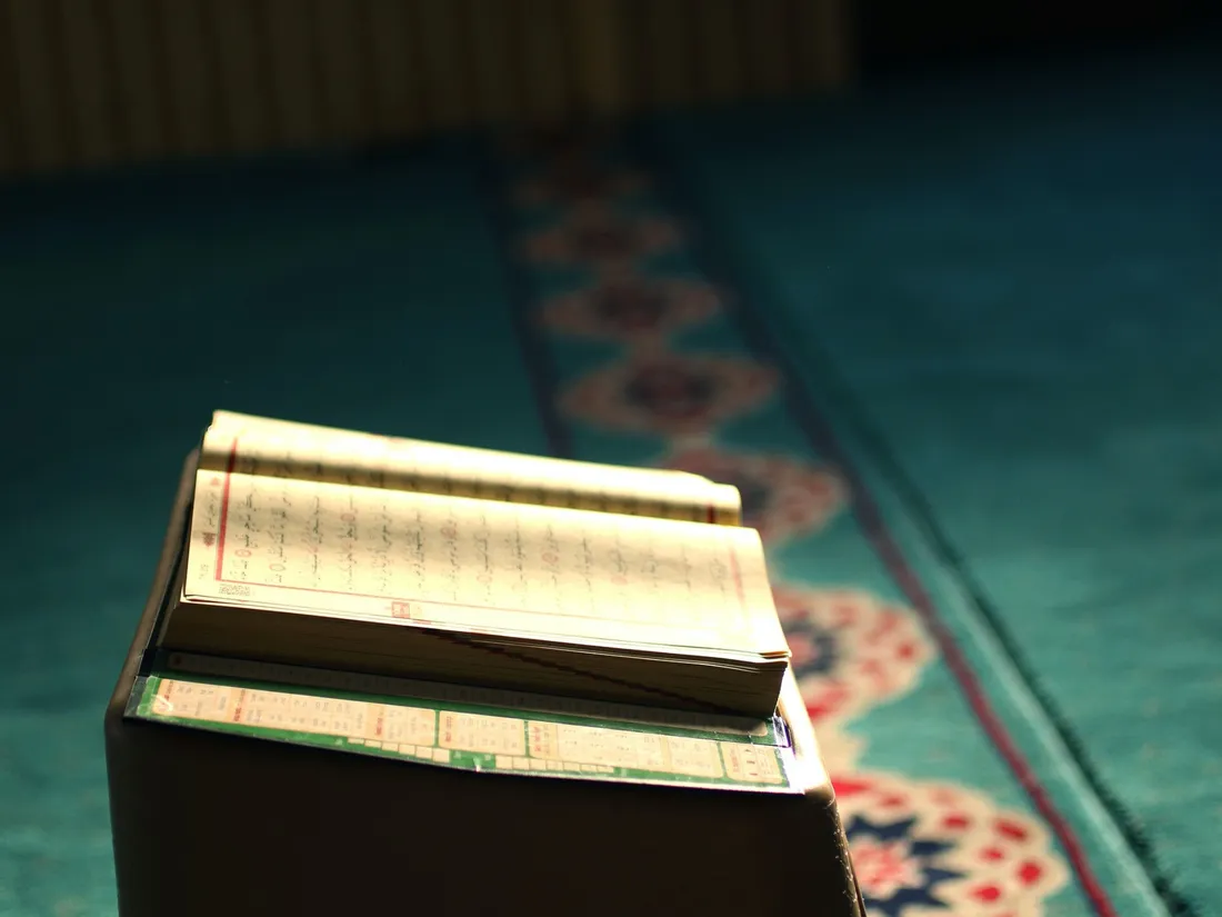 Un Coran dans une mosquée - image d'illustration