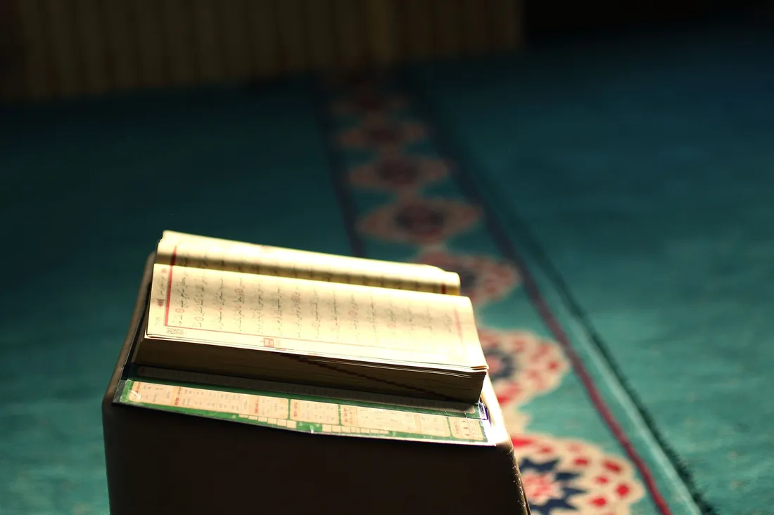 Un Coran dans une mosquée - image d'illustration