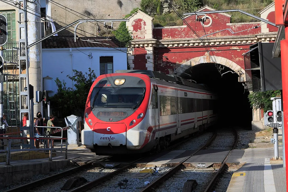 Un train de la Renfe sortant d'un tunnel en Catalogne - Image d'illustration