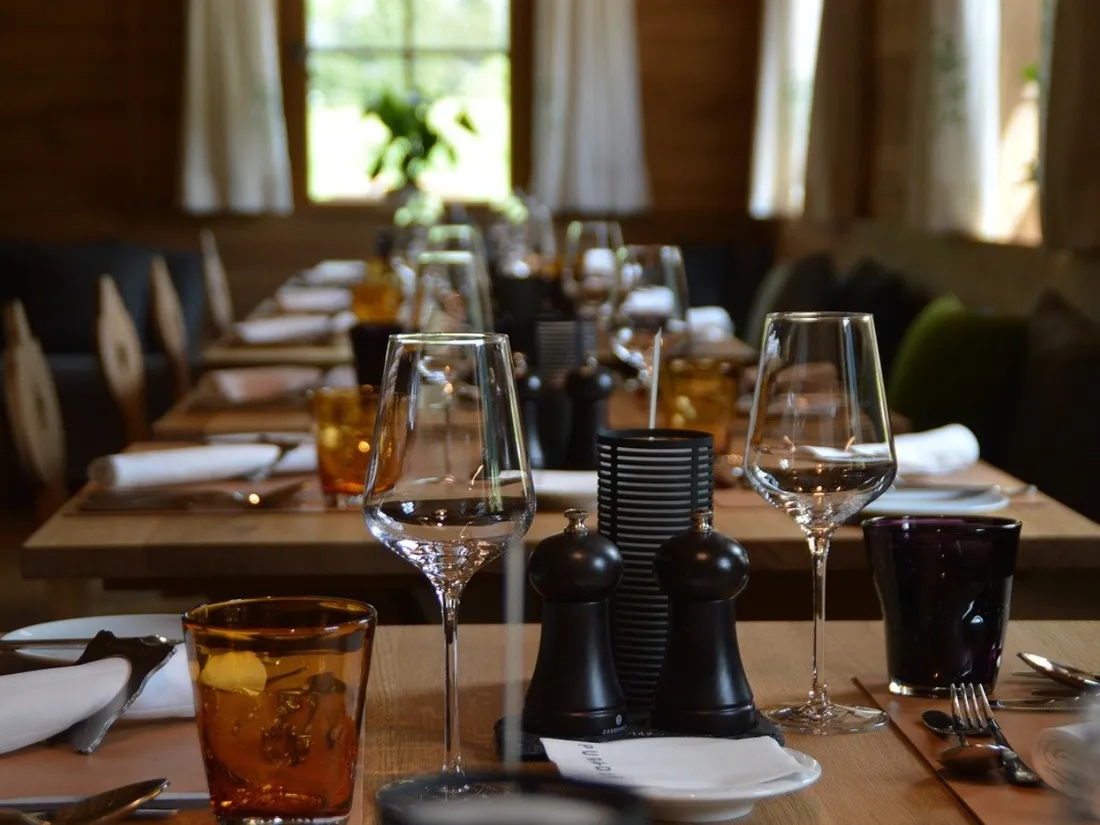 Pour éviter les réservations non honorées, ce restaurateur facture désormais « les chaises vides »