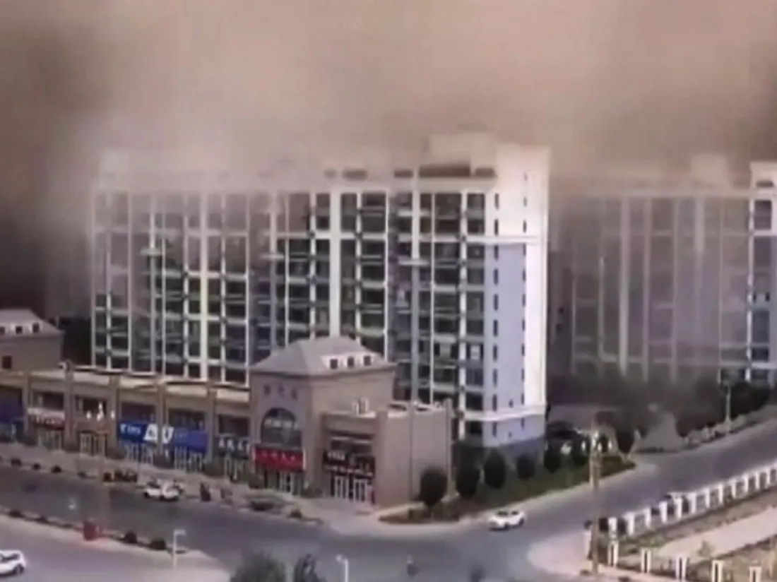 Quand une tempête de sable engloutit une ville chinoise (vidéo)