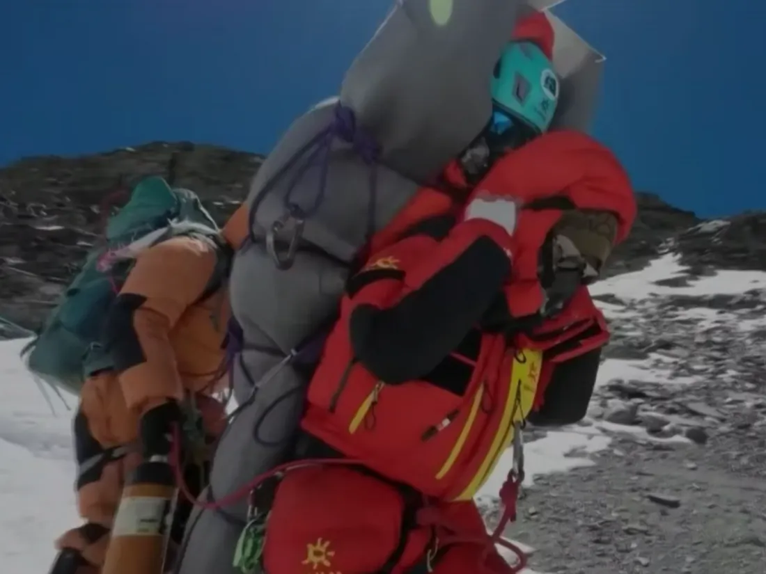 Un guide népalais sauve un alpiniste dans "la zone de mort" de l'Everest